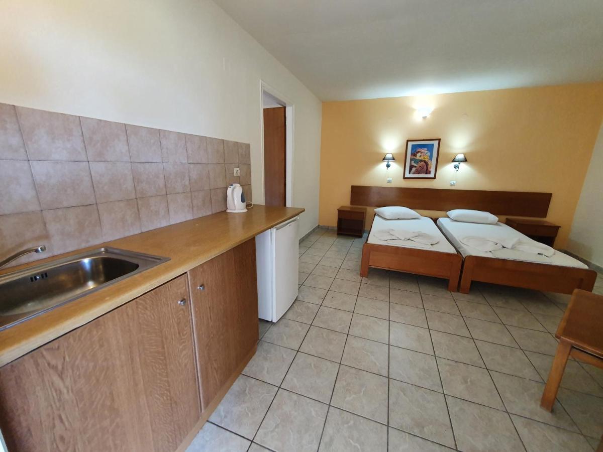 لاغاناس Vivian Hotel المظهر الخارجي الصورة